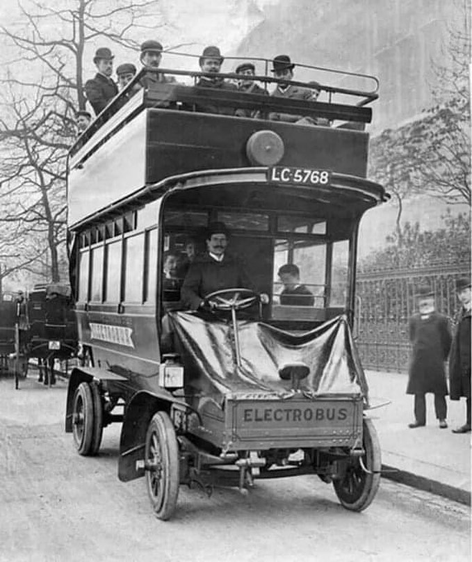 Electrobus in London -1906.jpg